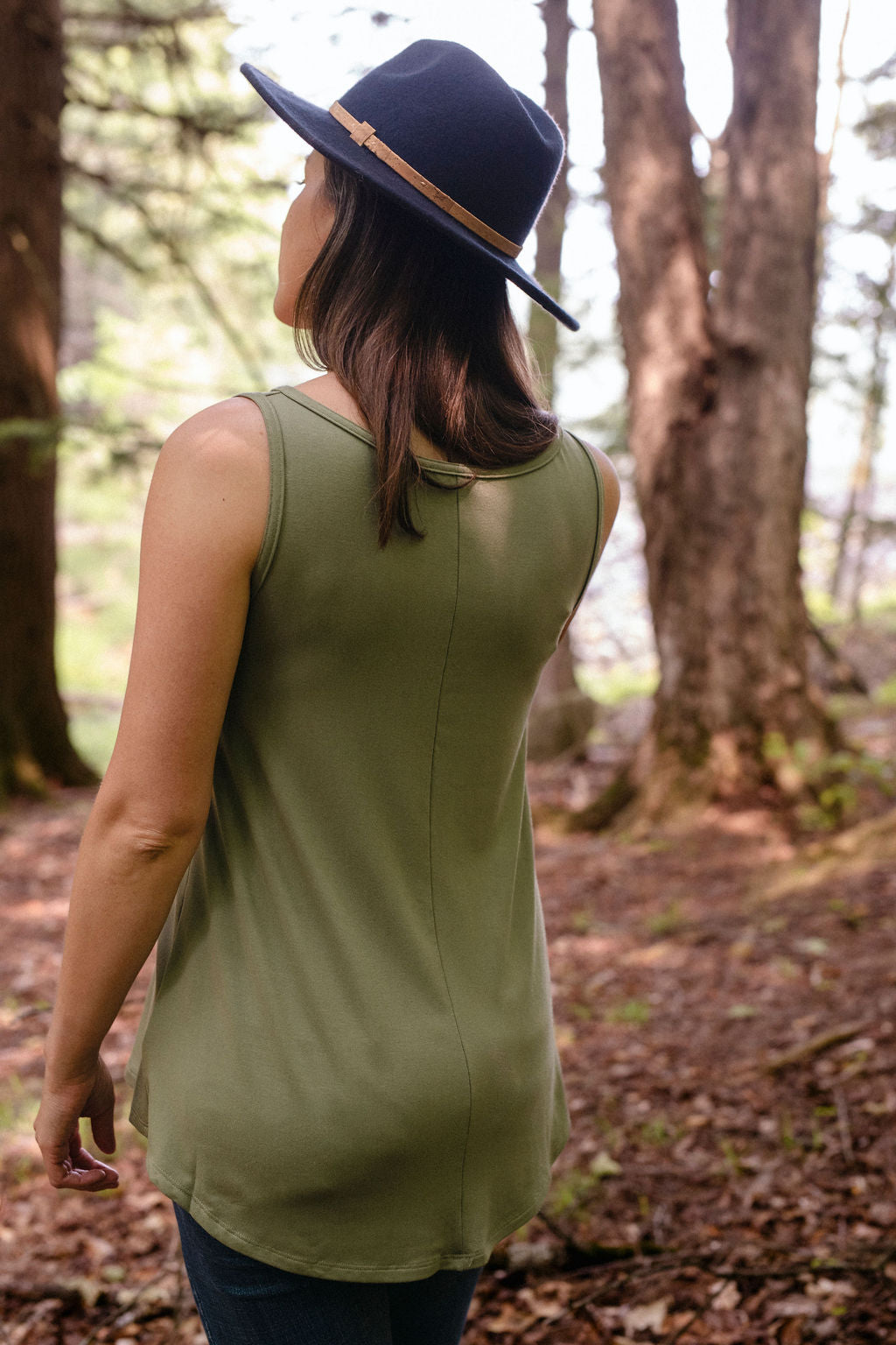 La camisole élégante au col V
