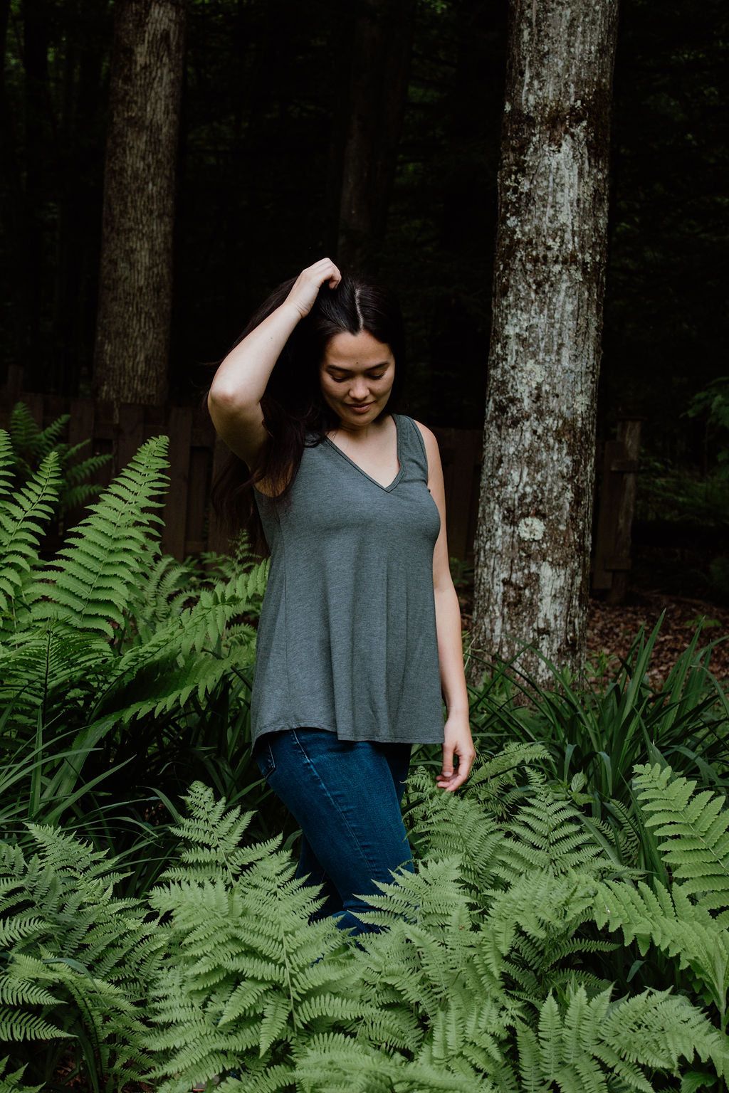 La camisole élégante au col V